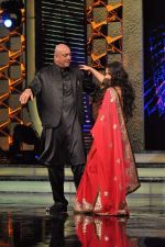 Vidya Balan, Sanjay Dutt at The Dirty Picture promotion on the sets of Big Boss 5 in Lonavala on 26th Nov 2011 (44).JPG